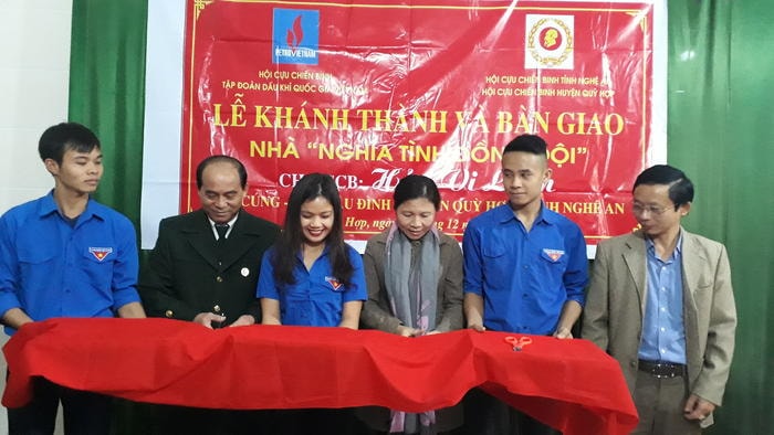 Cắt băng khánh thành nhà đồng đội cho gia đình ông Hủn vi Luận)
