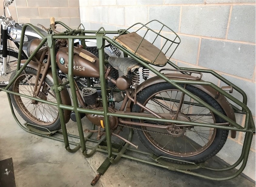 WD/RE Flying Flea 1942 của Royal Enfield: Model được sản xuất từ 1942-1944, có kiểu dáng quân đội và thường dùng cho lính nhảy dù. Xe có động cơ 2 thì, 125 phân khối. Trong thế chiến thứ 2, xe được bọc bằng khung thép và thả dù rơi xuống đất. Sau đó, người lính có thể tháo dỡ khung và sử dụng xe. Flying Flea 1942 cho phép di chuyển ở địa hình phức tạp. Thanh dầm phía trước xe được thắt từ dây thun dày.