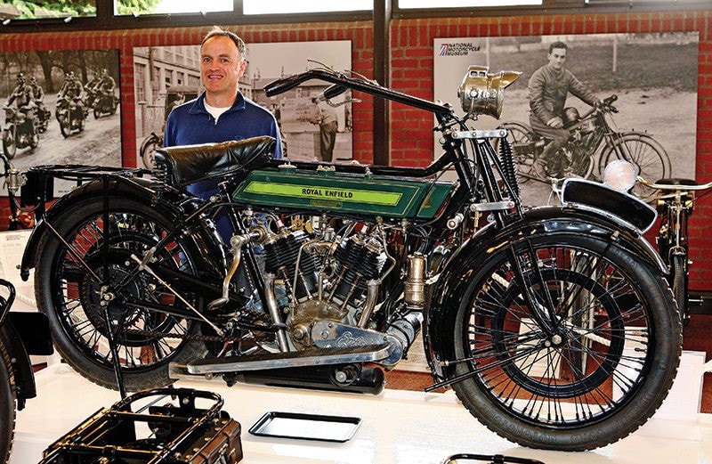 V-Twin 1922 của Royal Enfield: V-Twin 1922 phù hợp với phái mạnh vì nó thoải mái, mạnh mẽ, giá vừa phải và chạy tốt. Động cơ 6 đến 8 mã lực nhưng xe chỉ có một thắng, điều khiển bằng chân trái. Bàn đạp kéo dây cáp chạm lên đòn bẩy và đẩy phanh hình V vào rãnh dọc trên bánh xe.