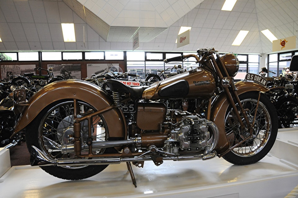 Brough Superior Golden Dream 1939: Xe có động cơ 4 thì, 1.000 phân khối, 2 xi-lanh đặt đối xứng nối với nhau bằng trục cam. Xe có gờ tản lạnh và ống xả khí hình vây cá. Với màu vàng đặc trưng, đây là chiếc Brough Superior cuối cùng. Nhưng năm 1939, chiến tranh bùng nổ khiến việc sản xuất phải dừng lại, nên hãng chỉ cho ra 5 chiếc.