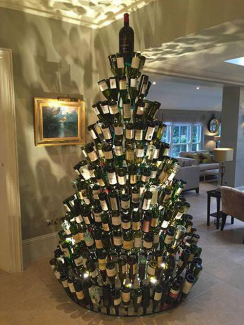 6. Cây thông Noel bằng chai bia/rượu: Bạn cũng có thể trang trí cây thông Noel từ những chai bia/rượu vang sau khi đã uống cạn. 