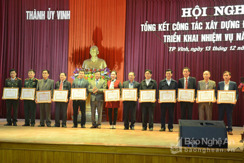 Đồng chí Võ Viết Thanh- Bí thư Thành ủy Vinh  trao giấy khen cho 13 tổ chức cơ sở đảng đạt
