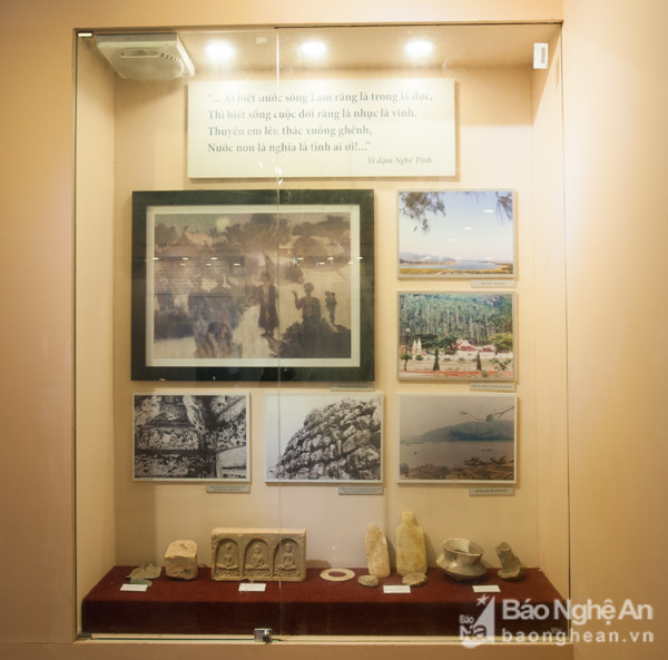 Nhà trưng bày phụ trợ được xây dựng trên diện tích 600m2 ở phía Tây khu lưu niệm, với hơn 100m2  sử dụng để trưng bày, đã tái hiện được những nét cơ bản cuộc đời và sự nghiệp cứu nước của cụ Phan Bội Châu thông qua hàng trăm bức ảnh tư liệu, hiện vật gốc  và các tài liệu khoa học khác.