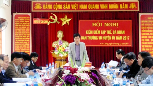 Tham dự có đồng chí Lê Minh Thông - Ủy viên BTV Tỉnh ủy, Phó Chủ tịch UBND tỉnh cùng các đồng chí trong BTV Tỉnh ủy. Đồng chí Nguyễn Đình Hùng - Ủy viên BCH Đảng bộ tỉnh, Bí thư huyện ủy chủ trì hội nghị. Ảnh: Tường Vi