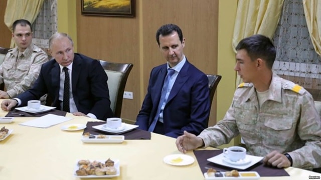 Tổng thống Nga Vladimir Putin và Tổng thống Syria Assad gặp gỡ binh sỹ tại căn cứ Hmeymim. (Nguồn: Reuters)