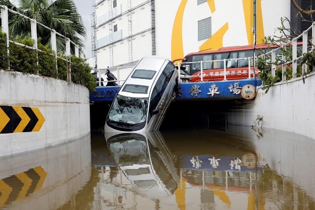 Ngày 23/8 vừa qua, siêu bão Hato với sức gió đỉnh điểm lên đến gần 168km/h đổ bộ vào khu vực Hong Kong và Macau của Trung Quốc gây ngập lụt. Tại Hong Kong, hơn 450 chuyến bay bị hủy, thị trường tài chính phải tạm dừng hoạt động và trường học buộc phải đóng cửa vì cơn bão cấp 10 đầu tiên ập đến thành phố này kể từ năm 2012.Cơn bão Hato khiến 18 người thiệt mạng ở đặc khu hành chính Macau và khu vực phía nam Trung Quốc. Hàng trăm người khác bị thương.