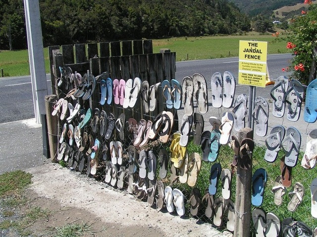2. Jandal fence ở Kaeo, Northland cũng nổi tiếng không kém. Người New Zealand thích trang trí hàng rào bằng những đôi dép xỏ ngón đã bỏ đi. Ở đây, người ta gọi loại dép này là jandal (viết tắt của Japanese sandal - dép sandal Nhật Bản), nên những hàng rào này được gọi là jandal fence - Ảnh: Drew Mackie/Flickr