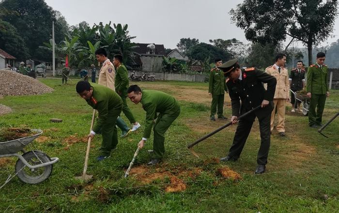 Công an tỉnh hỗ trợ xây dnựg sân bóng chuyền