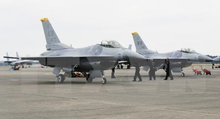 Máy bay chiến đấu F-16 của Mỹ tại căn cứ không quân ở Miyazaki, Nhật Bản chuẩn bị cho cuộc tham gia tập trận chung Mỹ-Nhật. Nguồn: Kyodo/TTXVN