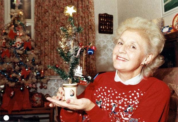 Hàng năm mỗi dịp Noel, cụ bà Janet Parker đến từ Chippenham, Wiltshire (Anh) lại bắt đầu trang hoàng cho cây thông nhỏ bé chỉ cao 30cm của mình. Điều đặc biệt là cây thông này đã gắn bó với bà, với những người thân trong gia đình bà từ năm 1886.