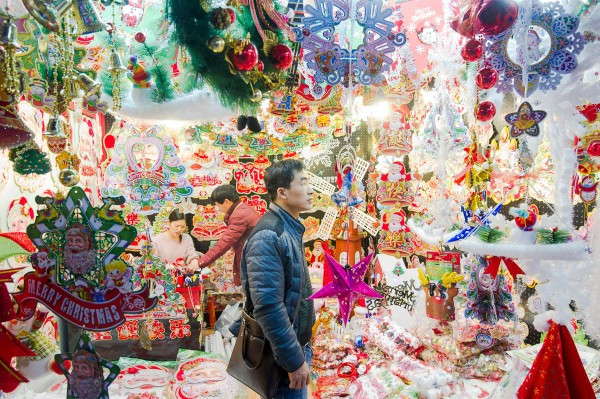 Cứ tới mỗi mùa Noel, “ngôi làng Giáng sinh” Nghĩa Ô (Trung Quốc) trở nên nhộn nhịp với tiểu thương từ châu Phi, Trung Đông, Nga, Mỹ… đổ về nơi sản xuất 2/3 số đồ trang trí Giáng sinh của cả thế giới.  Từ 9/2016 đến tháng 8 vừa qua, 600 nhà máy và xưởng sản xuất ở thành phố đã “cho ra lò” số sản phẩm trị giá 3 tỷ USD. Ảnh: Al Jazeera