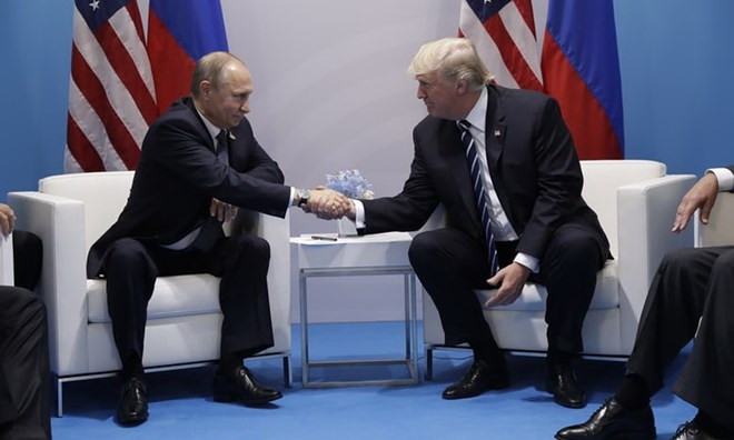 Tổng thống Nga Vladimir Putin (trái) và người đồng cấp Mỹ Donald Trump. (Nguồn: TTXVN)