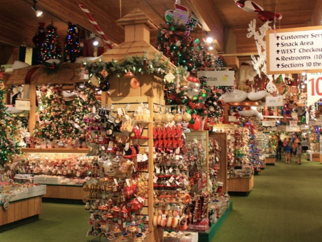 Christmas Wonderland được xem là cửa hàng bán đồ trang trí Giáng sinh lớn nhất thế giới, mà người sáng lập là ông Wally Bronner (1927-2008), người gốc Đức. Cửa hàng này mở cửa từ năm 1945, tại Frankenmuth, tiểu bang Michigan.