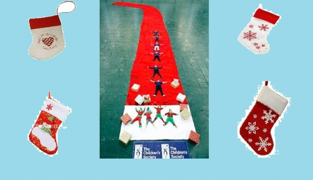 Chiếc tất Giáng sinh lớn nhất được Guinness công nhận vào ngày 14/12/2007 có chiều dài 32,56m và chiều rộng 14,97m. Đây là tác phẩm của tổ chức Children's Society ở London (Anh) thiết kế trong mùa Giáng sinh năm 2007.