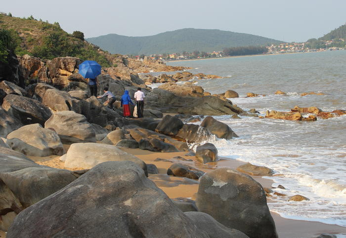 Bãi đá biển Quỳnh Phương, vẻ đẹp được thiên nhiên ban tặng. Ảnh: Đình Trang