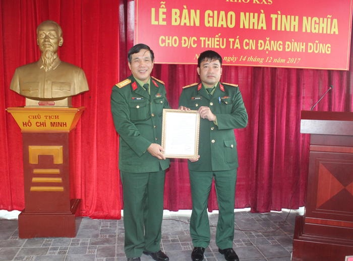 Đại tá Trần Văn Hòa – Bí thư Đảng ủy, Chính ủy Cục Kỹ thuật trao Quyết định tặng Nhà tình nghĩa của Cục trưởng Cục Kỹ thuật Quân khu cho Thiếu tá QNCN Đặng Đình Dũng.