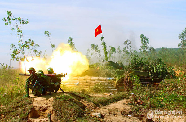 Xe tăng thuộc Lữ đoàn Tăng - Thiết giáp 206 bắn đạn thật trong diễn tập khu vực phòng thủ tỉnh Nghệ An năm 2017.