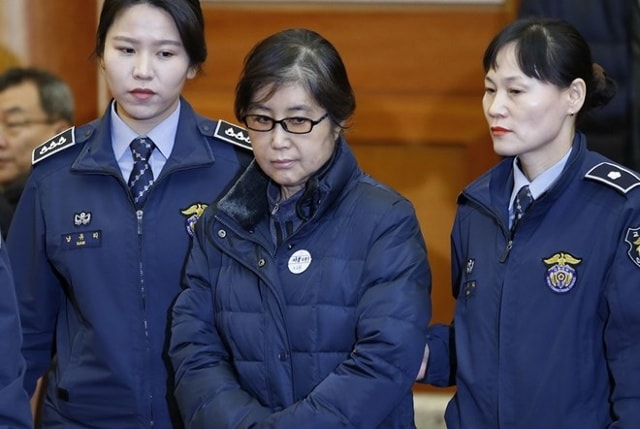 Bà Choi Soon-sil (giữa) được áp giải tới Tòa án Hiến pháp ở Seoul, Hàn Quốc. (Nguồn: AFP/TTXVN)