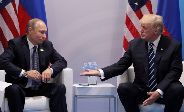 Tổng thống Mỹ Donald Trump và Tổng thống Nga Putin trong một cuộc gặp song phương tại Hội nghị G20, tại Hamburg (Đức). Ngoài tầm quan trọng vốn dĩ giữa lãnh đạo Mỹ và Nga trong lịch sử, mối quan hệ giữa ông Trump và ông Putin cũng rất đặc biệt.