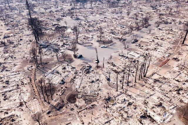 Một phần thành phố Santa Rosa, California sau cơn bão lửa kinh hoàng hồi tháng 10. Sau khi giặc lửa đi qua, nhiều thành phố phía bắc California chỉ còn là cảnh hoang tàn. Thời tiết khô hạn kéo dài và gió lớn tiếp tục gây cháy tại khu vực Los Angeles tiểu bang này hồi đầu tháng 12 - Ảnh: AFP