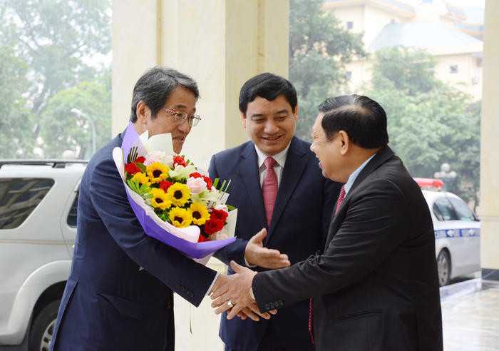 Lãnh đạo tỉnh tặng hoa chào mừng Đại sứ Nhật Bản. Ảnh: T.G