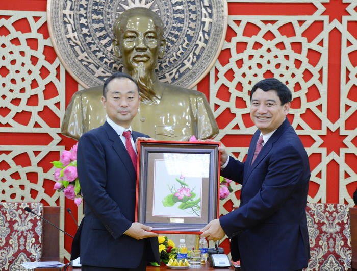 Bí thư Tỉnh ủy Nguyễn Đắc Vinh tặng quà lưu niệm cho Ngài Miyazawa Hiroyuki, Nghị sỹ Hạ viện Nhật Bản. Ảnh: T.G