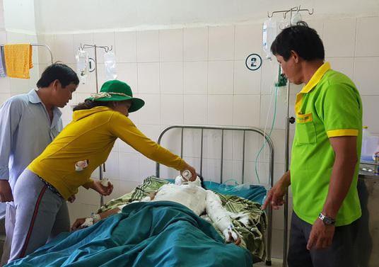 Đạt đang được cấp cứu tại Bệnh viên đa khoa Phú Yên