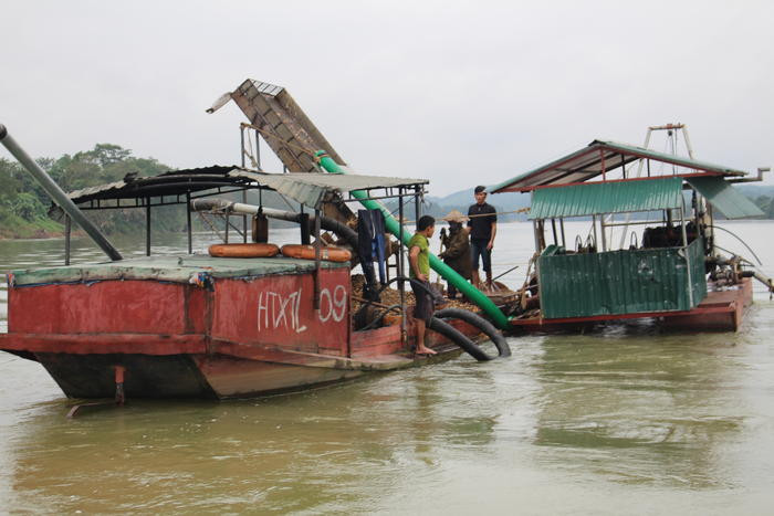 Thời gian qua, trên địa bàn huyện Anh Sơn vẫn còn có các đối tượng khai thác cát sạn trái phép trên sông Lam. Ảnh: Thái Hiền