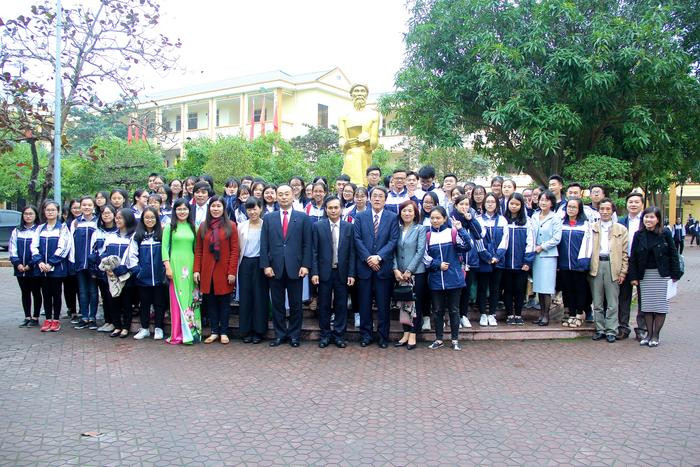 Đoàn Đại sứ quán Nhật Bản cùng học sinh trường Phan chụp ảnh lưu niệm. Ảnh: Mỹ Nga