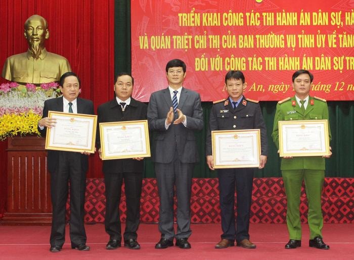 Trao bằng khen cho các tập thể và cá nhân có thành tích trong công tác thi hành án dân sự, hành chính năm 2017. Ảnh: Phương Thảo