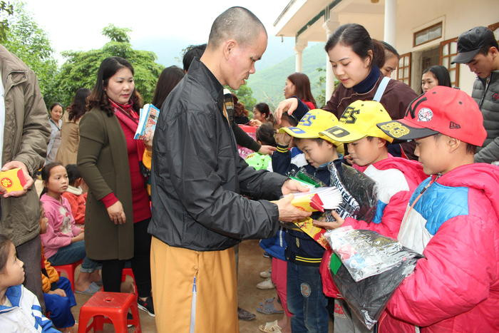 Hội Phật giáo chùa Yên Thái tặng quà cho cac em học sinh Trường Tiểu học Châu Hạnh 2. Ảnh: Lương Nga