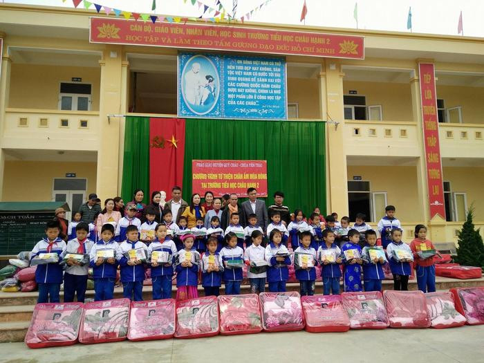 Hơn 100 phần quà đã được đến với các em học Trường Tiểu học Châu Hạnh 2. Ảnh: Lương Nga