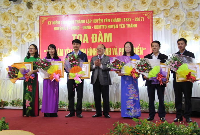 Đồng chí Nguyễn Thế Trung trao thưởngi cho các cá nhân đạt giải cuộc thi Tìm hiểu 180 năm thành lập huyện Yên Thành. Ảnh: Hoài Thu