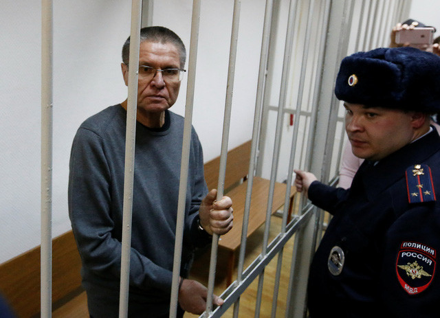 Cựu bộ trưởng kinh tế Alexei Ulyukayev đứng sau lồng sắt khi bị xử án sáng 15-12 - Ảnh: REUTERS