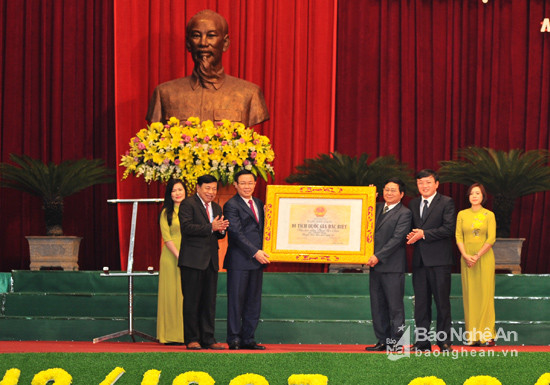 Thay mặt lãnh đạo Đảng, Nhà nước, Phó Thủ tướng Chính phủ trao Bằng xếp hạng di tích quốc gia đặc biệt cho Khu di tích lưu niệm Nhà chí sĩ yêu nước Phan Bội Châu. Ảnh: Thành Cường