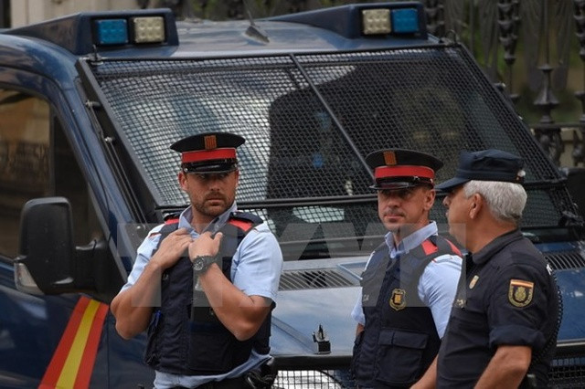 Cảnh sát gác tại Barcelona, Tây Ban Nha. (Ảnh: AFP/TTXVN)
