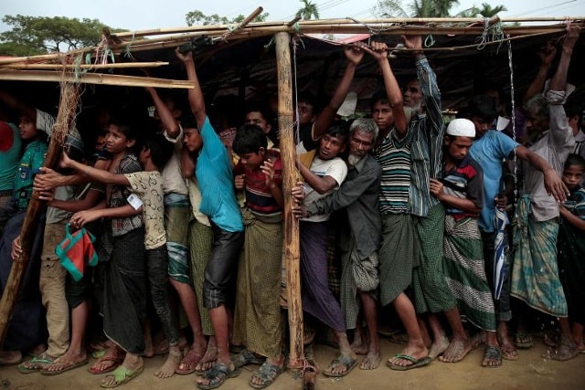 Những người tị nạn Rohingya đang đụng nhau khi họ xếp hàng để phân phối chăn dưới mưa lớn tại trại Balukhali gần Cox's Bazar, Bangladesh