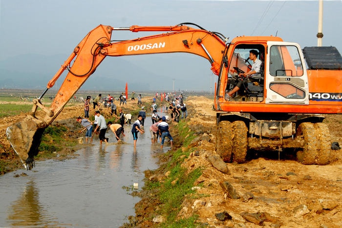 Sau Đại hội Đảng bộ huyện lần thứ XXVI, các xã của Yên Thành thi đua hoàn thành bộ tiêu chí nông thôn mới. Lũy kế đến nay có 25 xã về đích nông thôn mới, đạt tỷ lệ 66%. Trong ảnh: Ra quân làm thủy lợi nội đồng tại các xã. Ảnh: Hồ Các