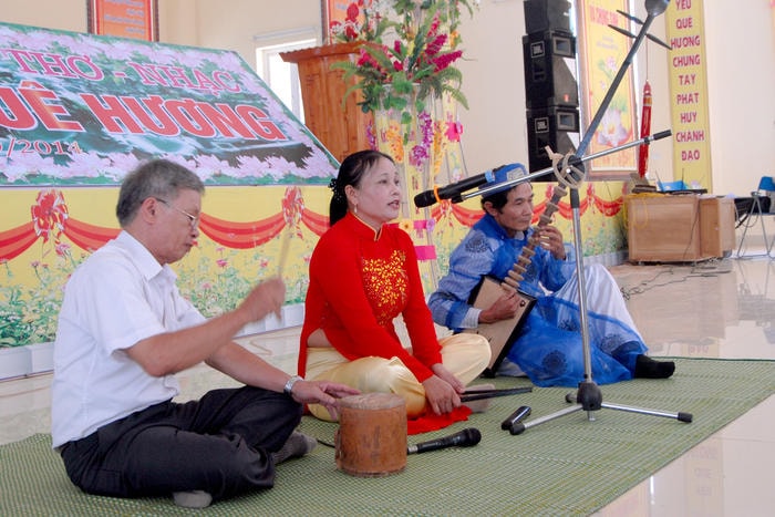 Bên cạnh các di sản vật thể, địa phương dành nhiều quan tâm bảo tồn các di sản văn hóa phi vật thể. Trong ảnh Diễn xướng nghệ thuật dân gian trong chương trình giao lưu thơ - nhạc với chủ đề Khúc hát quê hương. Ảnh: Hồ Các