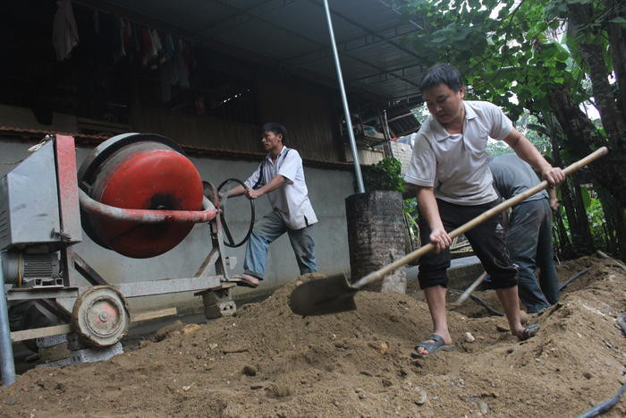 Tất cả mọi hoạt động, sinh hoạt trong bản đều phải tuân thủ hương ước (Trong ảnh: Anh Vi Văn Vĩnh nâng cấp nhà ở sau khi được hương ước bản thông qua). Ảnh: Đào Tuấn