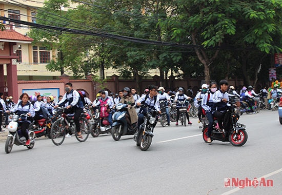 Nhiều học sinh đi xe đạp điện không đội mũ bảo hiểm, đi lấn làn, tạt ngang đầu xe khác... tiềm ẩn nguy cơ mất ATGT. Ảnh tư liệu