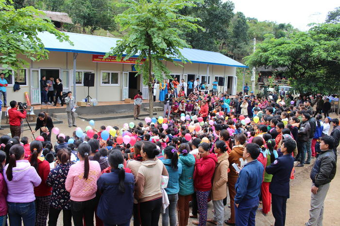 Người dân địa phương, thầy cô giáo, học sinh phấn khởi trong ngày tiếp nhận ngôi trường mới khang trang. Ảnh: Đình Tuân