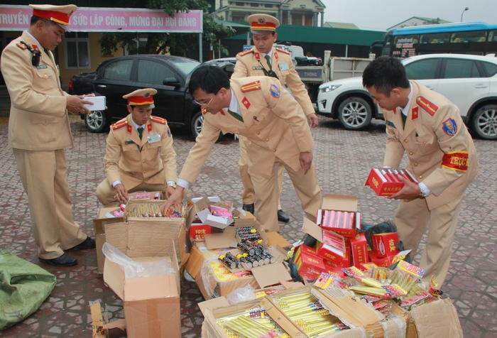 Lực lượng chức năng kiểm tra số pháo bị thu giữ. Ảnh: Cẩm Phú