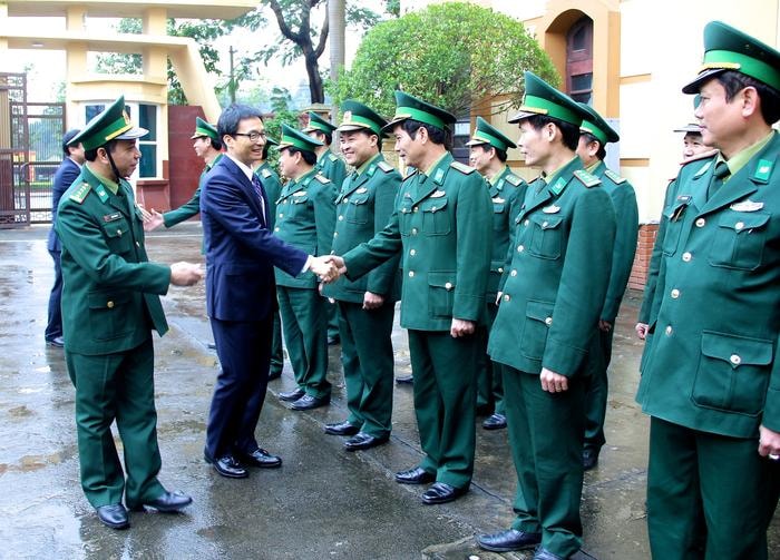 Trong chuyến thăm làm việc tại Nghệ An ngày 16/12, Phó Thủ tướng Vũ Đức Đam đã tới thăm và chúc mừng Ban chỉ huy Bộ đội biên phòng tỉnh Nghệ Anh nhân Ngày truyền thống Quân đội nhân dân Việt Nam. Ảnh: Mỹ Nga.