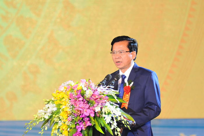 Chủ tịch UBND huyện Yên Thành Phan Văn Tuyên điểm lại một số nét trong chặng đường phát triển của địa phương. Ảnh: Thành Cường