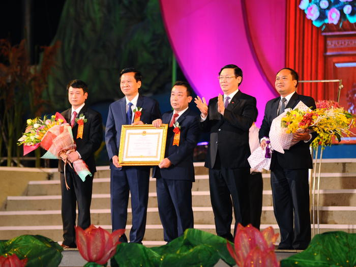 Phó Thủ tướng Chính phủ Vương Đình Huệ trao tặng Huân chương Lao động hạng Nhất của Chủ tịch nước cho nhân dân và cán bộ huyện Yên Thành. Ảnh: Thành Cường