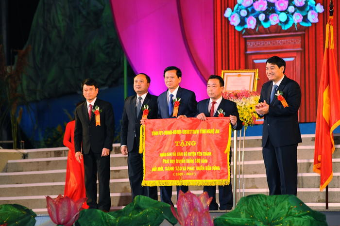Lãnh đạo tỉnh tặng nhân dân và cán bộ huyện Yên Thành bức trướng mang dòng chữ 