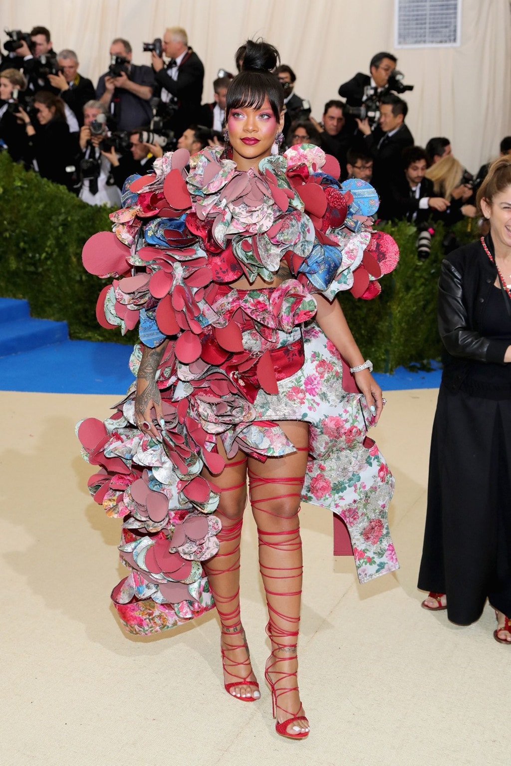 Biểu tượng thời trang tại Met Gala 2017: Rihanna đã tạo dấu ấn mạnh mẽ trên thảm đỏ của Met Gala năm nay. Cô diện bộ váy được thiết kế lạ mắt mang tinh thần nghệ thuật đúng với chủ đề  “Comme des Garçons: Art of the In-Between