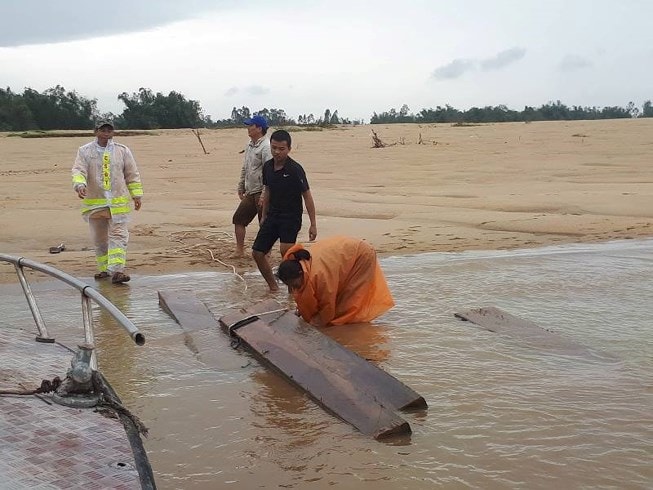 Cảnh sát lặn sông, vớt 20 phách gỗ lâm tặc bỏ lại