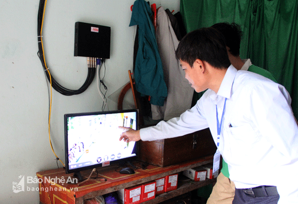 Các thầy giáo đang theo dõi hoạt động của các em học sinh qua hệ thống camera giám sát của trường. Ảnh: Xuân Thủy